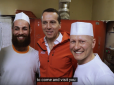 Австрійський канцлер спробував себе у якості розносчика піци, проте піар хід не спрацював (відео)