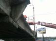 У столиці почав сипатися Шулявський міст, є пошкоджені авто (фото)