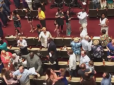 В Америці на випускному батьки почубились через зручні місця у церкві (відео)