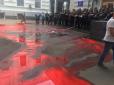 Будівлю МОЗ залили “кров’ю”: Протестувальники влаштували перфоманс проти  