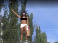 Хіти тижня. Кидалася цукерками: У Києві активістка Femen з оголеними грудьми забралася на постамент (відео 16+)