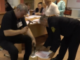 Головне, що скрепно: У Росії  виборчі бюлетені знищували сокирою