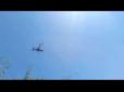 У мережі з'явилося відео польоту російського розвідувально-ударного вертольота над селищем на Херсонщині