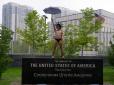 Несподівано: Гологруда активістка Femen закликала ураган 