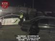 У Києві невідомі вчинили збройний напад на чоловіка (фото, відео)