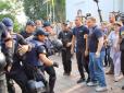 Сутички біля одеської міськради: Активісти намагаються прорватись на сесію (фото)
