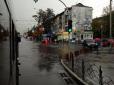 У столиці через сильну зливу затопило одну з вулиць на Троєщині (фото)