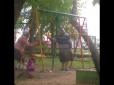 Старе як мале: У Росії пенсіонерки побилися через гойдалку на дитячому майданчику (відео)