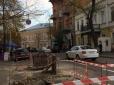 У Києві навпроти посольства Польщі асфальт провалився під землю (фото)