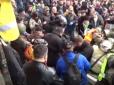 Соцмережі відреагували на побиття поліцейського під Верховною Радою (відео)