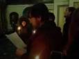 При свічках, бо світло вимкнули: В Успенському соборі Києво-Печерської лаври пройшов молебень за перемогу у війні з Росією (відео)
