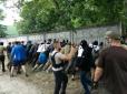 Звільнили доступ людям до Дніпра: У Конча-Заспі активісти розгромили протизаконні мури маєтку відомого 