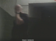 Помітив камеру та втік: У мережі показали відео з квартирним злодієм, який 