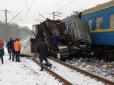 Під Харковом потяг на повному ходу зніс фуру (фото)