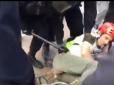 Держиморди Путіна розійшлися до нестями: Поліція у Москві побила велосипедиста за те, що він їхав повз місце протестів (відео)