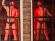 Емансипація: У вікнах кварталу червоних ліхтарів в Амстердамі з'явилися проститутки чоловічої статі