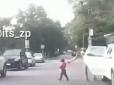 У Запоріжжі неуважний батько штовхнув власного сина прямо під машину (відео)