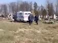 На Прикарпатті влада відмовилися ховати померлу від коронавірусу породіллю, зате прийшла знімати процес на відео