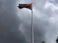 З архіву ПУ. Незважаючи на істерику слуг Медведчука та  Коломойського в облраді: Активісти Дніпра встановили флагшток і підняли червоно-чорний прапор над будівлею ОДА