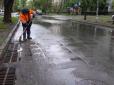 Навмисно не вигадаєш: Комунальників у Києві спіймали на дивному занятті під час дощу (відео)