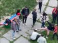 Хіти тижня. У Києві підлітки побили чоловіка, котрий тягнув школярку у підвал (відео)