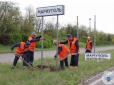 У той час, коли в місті немає води та електрики: Окупанти змінюють дороговкази у Маріуполі (фото)