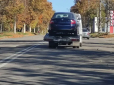 Мародерять по повній: Окупанти в Херсоні забирають авто мешканців із дворів - транспорт баржами вивозять на лівий берег