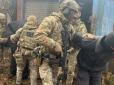 Намагався прикидатися місцевим: У Херсоні СБУ затримала перевдягненого у цивільне окупанта (відео)