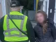 Зловмисниця поводилася агресивно: На Майдані Незалежності жінка пошкодила прапори та фото полеглих бійців (фото)