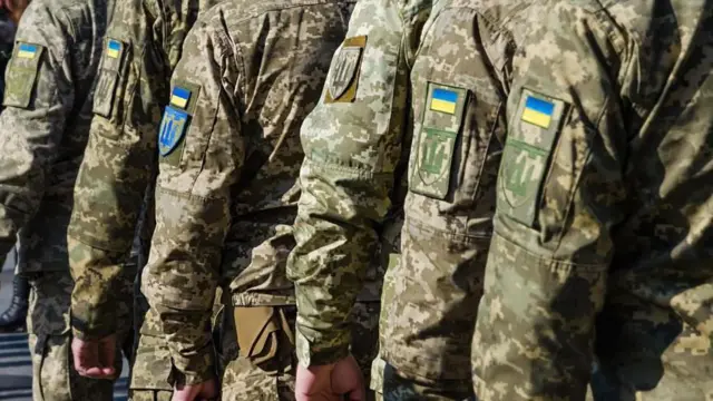 А чи захочуть? Чоловіки і жінки старше 60 років зможуть служити у ЗСУ за контрактом - рішення Ради