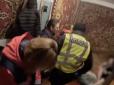 І таке буває: У Рівному рятувальники допомогли жінці, яка прибирала в хаті й застрягла в дивані