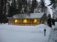 А ви це знали? Навіщо досвідчені городники насипають сніг у теплицю