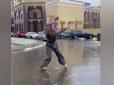 Весела пані так доїхала до своєї автівки: Одеситка на ковзанах влаштувала танці на обледенілій дорозі (відео)