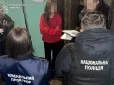 У Луцьку молода багатодітна мати знімала та продавала порно за участю 3-річної доньки