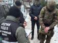 СБУ втрутилась вчасно: У Рівному чоловік у військовій формі намагався здійснити теракт у центрі міста (фото)