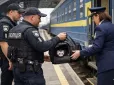 Сюжет, який навмисно не вигадаєш: У Львові п’яний водій без прав віз тхора на поїзд до Києва, поліція допомогла пухнастику (відео)