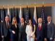 Депутатам Держдуми РФ, що прилетіли до США обговорювати з конгресменами мир для України, подарували шкарпетки з Трампом (фото)