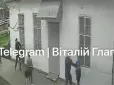 На Закарпатті натовп ромів штурмував  обласний ТЦК, є повідомлення про стрілянину (відео)
