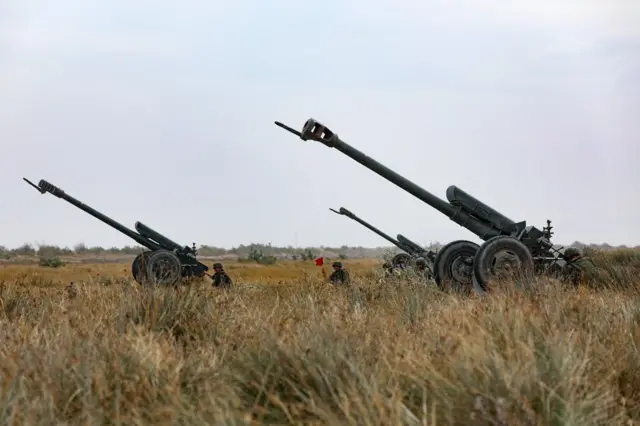 Удари по стратегічних складах та логістичний зашморг даються взнаки: Окупанти запроваджують ліміти на артилерійські боєприпаси