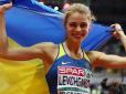 Наша спляча красуня: Відео з Ярославою Магучіх, яка відпочиває у спальному мішку на стадіоні, в очікуванні старту змагань, підірвало мережу